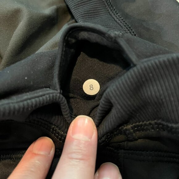 Lululemon Run For Fun Crop Full-On Luxtreme, Savasana Camo Black, Size 8 - Picture 12 of 15